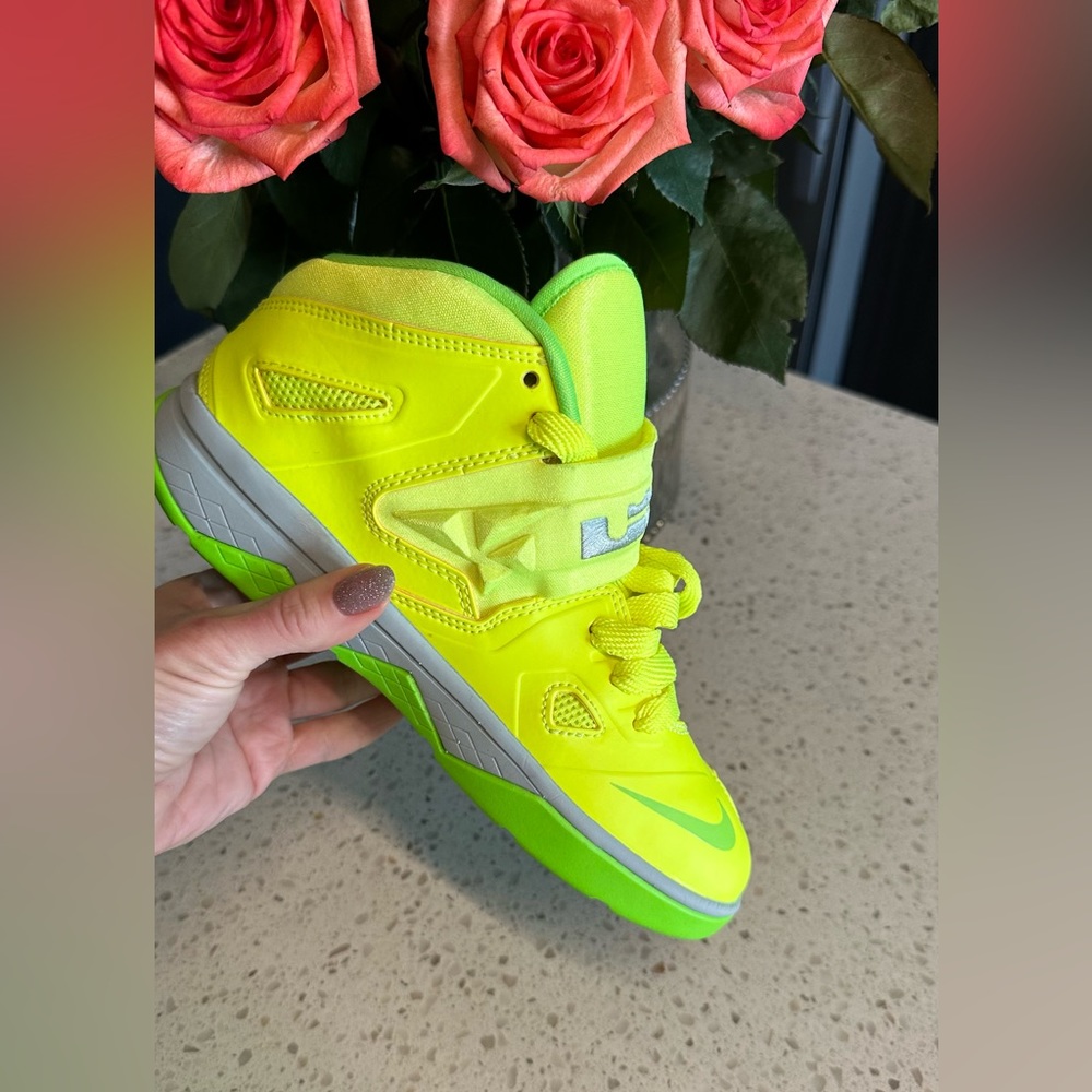Brand new Nike fancy sneakers women ( small feet ) or kids